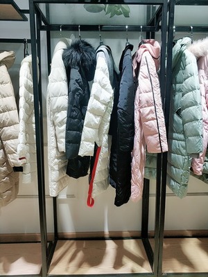 实体店服装进货新思路 依凡欧冬季新款羽绒服尾货批发攻略